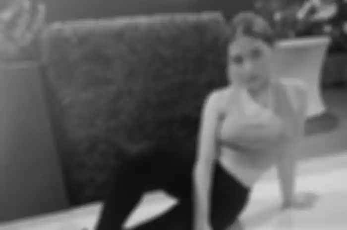 Penampilan rumahan Prilly Latuconsina yang seksi
