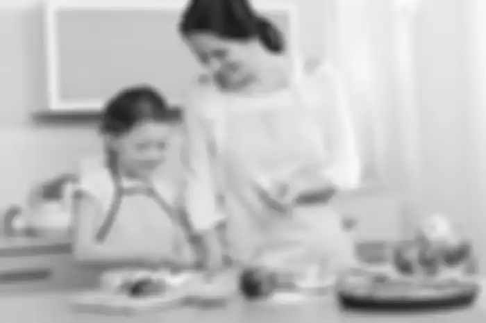 Banyak hal bisa diajarkan kepada anak dnegan memasak bersama.
