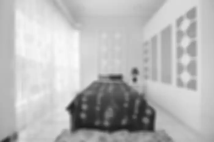 Semua elemen interior seperti headboard, lemari, dan meja di sini dilapis cat berwarna putih. Hal ini bertujuan untuk memberikan kesan bersih dan lengang. 