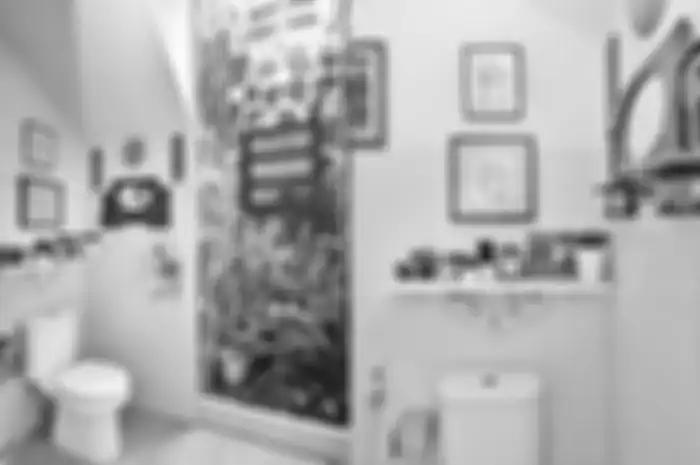 Sentuhan eklektik pada interior kamar mandi memberinya rasa nyaman.