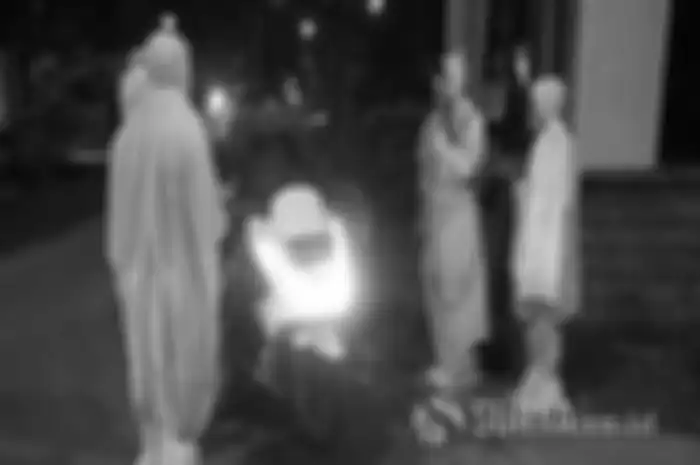 Pocong di Lamongan keluyuran malam-malam untuk bagi-bagi masker selama virus corona.