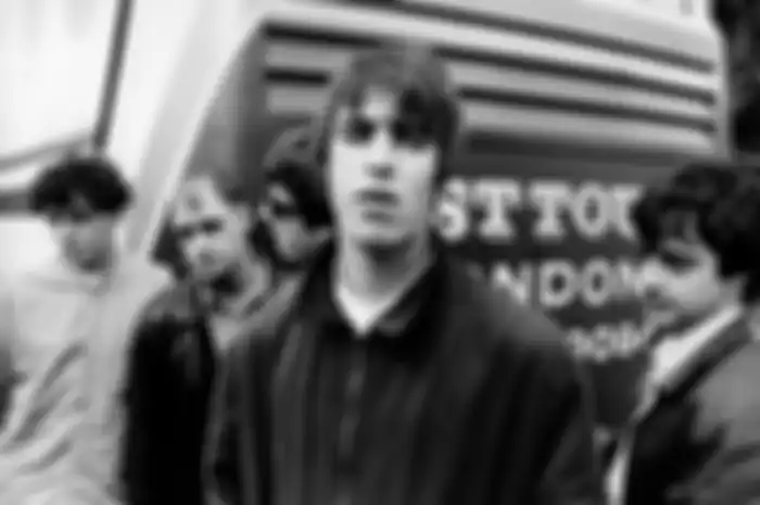 NETHERLANDS - JANUARY 01: NETHERLANDS Photo of Noel GALLAGHER and Liam GALLAGHER and OASIS, L-R: Tony McCarroll, Paul 'Bonehead' Arthurs, Noel Gallagher, Liam Gallagher, Paul 'Guigsy' McGuigan - posed, group shot (Photo by Michel Linssen/Redferns)