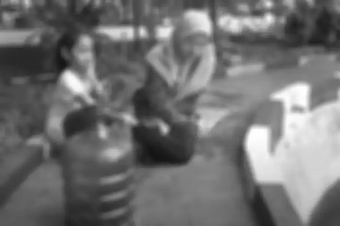 Mencoba alat biogas sederhana.