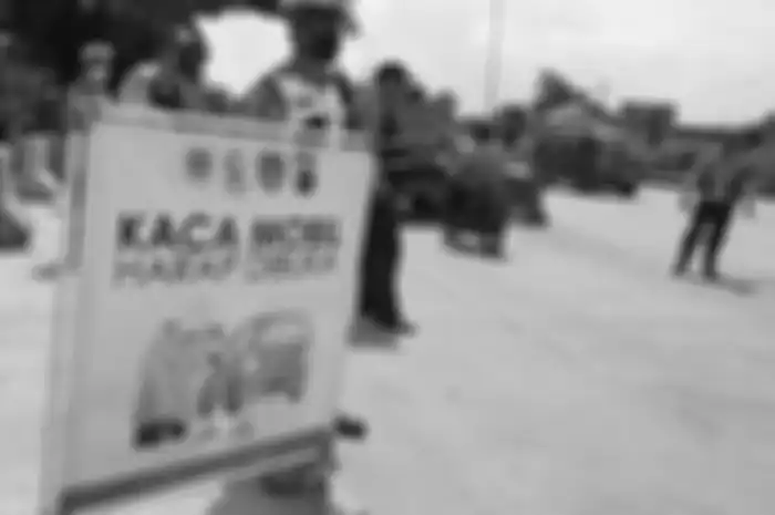 Petugas gabungan mengawasi pengendara yang melintas di check point PSBB Kabupaten Bogor di Cigombong yang berbatasan dengan Cicurug, Kabupaten Sukabumi, Rabu (29/4/2020). 