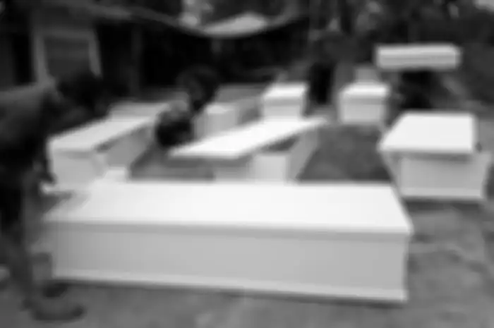 Sebuah usaha dekorasi pernikahan di Bogor beralih menjadi pembuat peti mati khusus covid karena imbas pandemi 