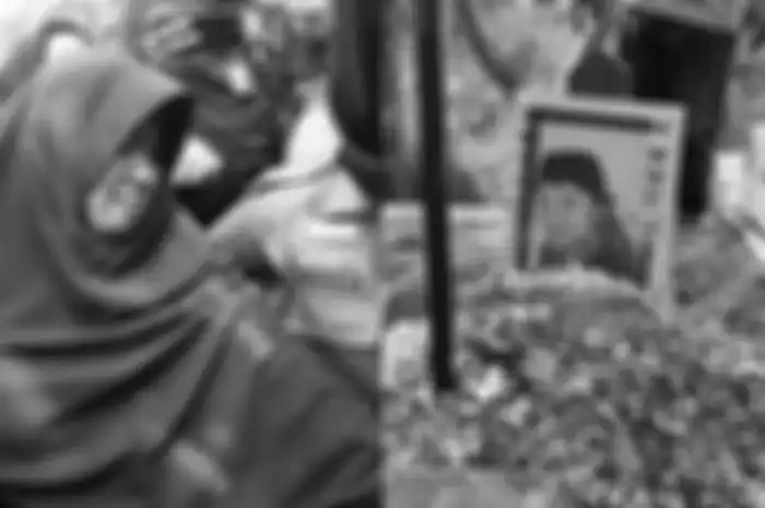 Antar Didi Kempot ke Tempat Peristirahatan Terakhir, Tangis Istri Pertama Pecah di Depan Liang Lahat sang Suami
