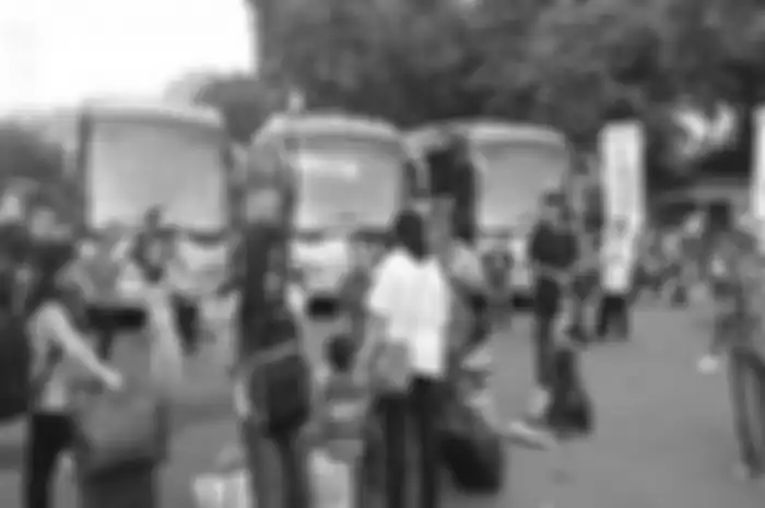 Ilustrasi mudik naik transportasi umum, salah satunya bus.