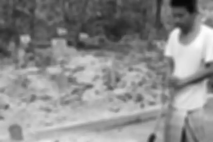 Keseharian Masngud memberishkan makam di lingkungan ponpes Al Hasani Kebumen 