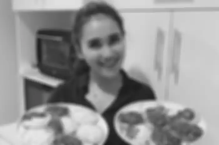 Ayu Ting Ting saat memasak kue.