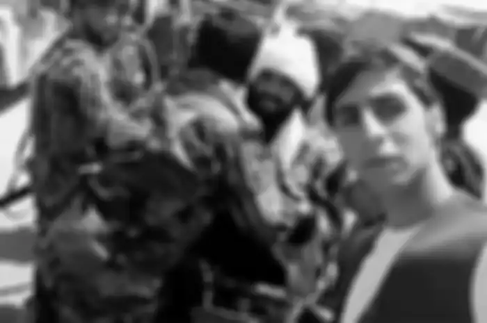 Tentara Afghanistan berp[elukan dengan Taliban