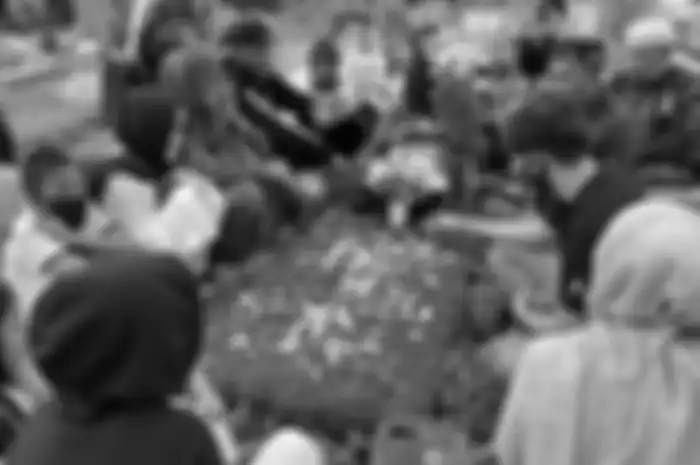Sule dan anak-anaknya berziarah ke makam Lina Jubaedah.
