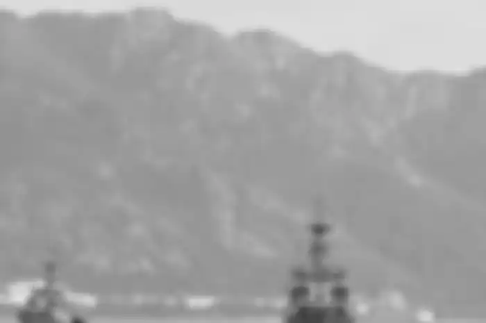Foto dirilis Selasa (9/6/2020), memperlihatkan KRI Sutedi Senoputra-378 (kiri) dan KRI Teuku Umar-385 (kanan) berlayar meninggalkan Faslabuh Lanal Ranai, Selat Lampa, Natuna, Kepulauan Riau. Demi menjaga kedaulatan RI, TNI menerjunkan delapan KRI yang silih berganti mengamankan Perairan Natuna dari ancaman kapal asing yang ingin mengeruk kekayaan sumber daya perikanan di perbatasan Zona Ekonomi Eksklusif (ZEE) Indonesia tersebut.