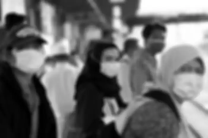 Penduduk Jakarta memakai masker di Stasiun Tanah Abang pada Kamis (27/2/2020). 