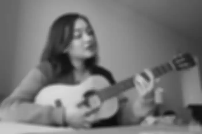 Mxmtoon saat memainkan Ukulelenya dan bikin tutorial mainin ukulele di channel youtube-nya
