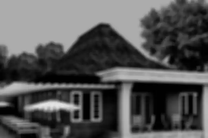 Visual kafe di halaman rumah tua.