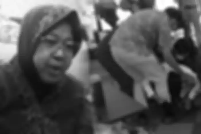 Bersujud Seraya Menangis di Kaki Dokter, Tri Rismaharin Mengemis Maaf Soal Rumah Sakit Overload Pasien Covid-19, Wali Kota Surabaya: Faktanya Memang Banyak!