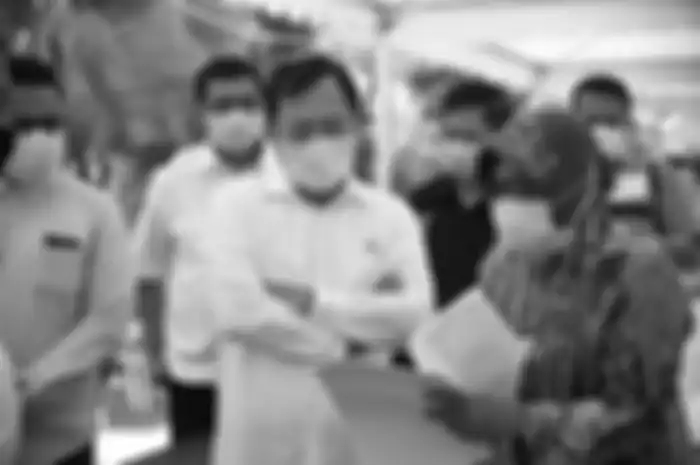 Menkes Terawan Agus Putranto mendengarkan penjelasan dari Wali Kota Surabaya Risma terkait penanganan Covid-19.