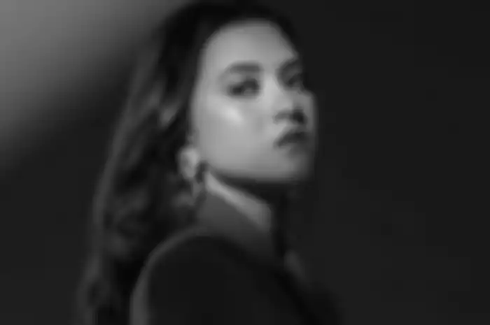 Pakai payung jutaan rupiah dari merek fashion ternama, Marsha Aruan tuai beragam komentar netizen.