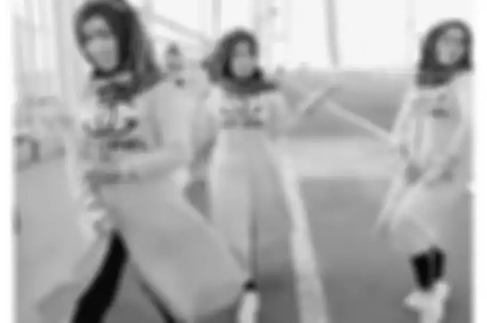capture video tiktok 3 perempuan menari India di Jembatan Suramadu.(KOMPAS.COM/A. FAIZAL)