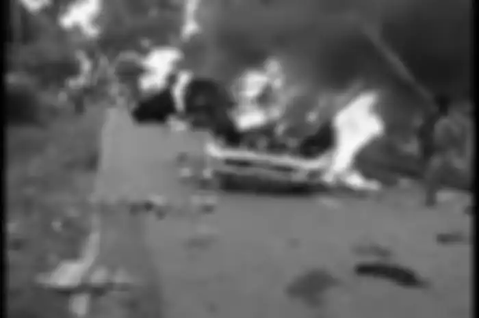 Gara-gara pembagian BLT Covid-19 ratusan warga memblokade jalan dan berujung bentrok dengan petugas keamanan di Desa Mompang Julu, Panyabungan Utara, Mandailing Natal, Senin (29/06/2020). Kejadian itu menyebabkan sedikitnya enam polisi luka-luka dan tiga kendaraan hangus dibakar massa.