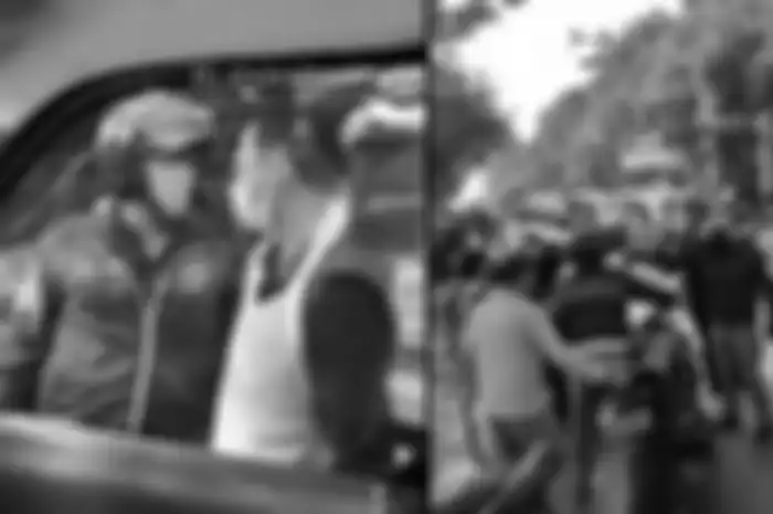 Seorang pemotor menghentikan paksa mobil ambulans yang sedang mengangkut pasien kritis, sehingga membuat warga geram.