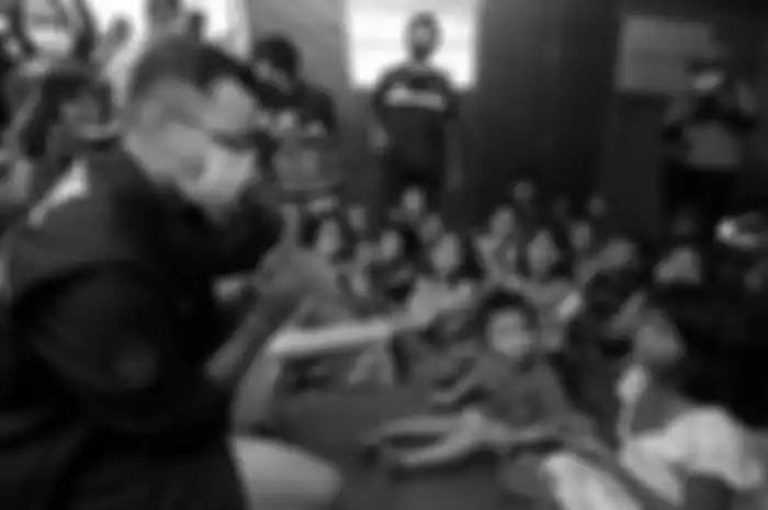 Menteri Sosial Juliari P. Batubara saat mengunjungi pengungsi banjir bandang Masamba, Luwu Utara