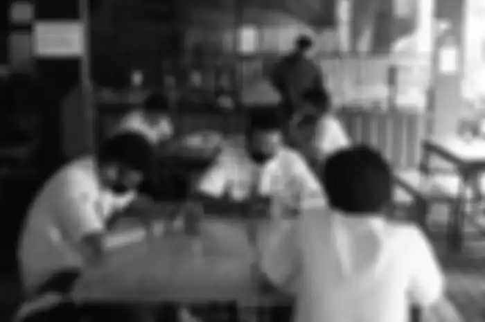 Pelajar memanfaatkan warung kopi untuk belajar dan ngerjain tugas sekolah
