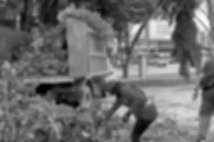 Anis Siswantini, Camat Samarinda Kota saat melakukan kerja bakti, pada Jumat (24/7/2020)