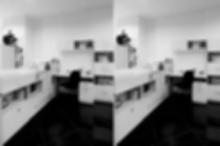 Tempat tidur, meja belajar, dan laci-laci penyimpanan dalam desain kompak multifungsi.
