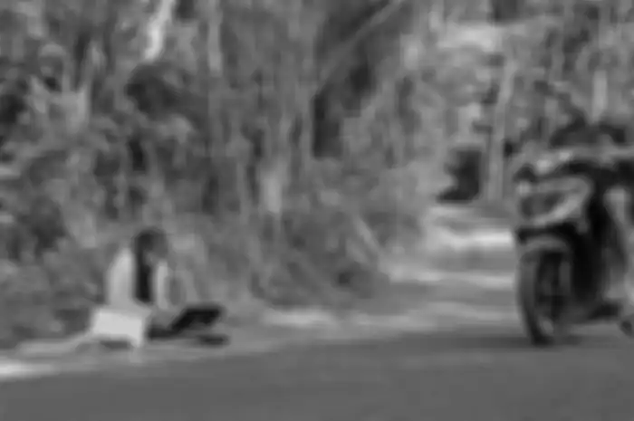 Kak Teara saat Mencari Sinyal untuk Mengikuti Pembelajaran Jarak Jauh