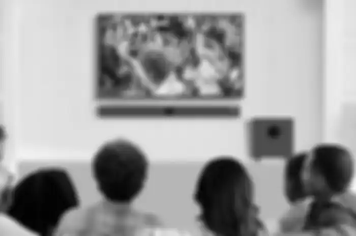 Menonton TV bersama keluarga bisa jadi saran edukasi untuk anak. 