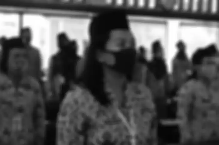 Sejumlah Aparatur Sipil Negara (ASN) menggunakan masker saat mengikuti pelantikan secara daring di Kantor Pemerintah Kabupaten Klaten, Jawa Tengah, Jumat (5/6/2020). 