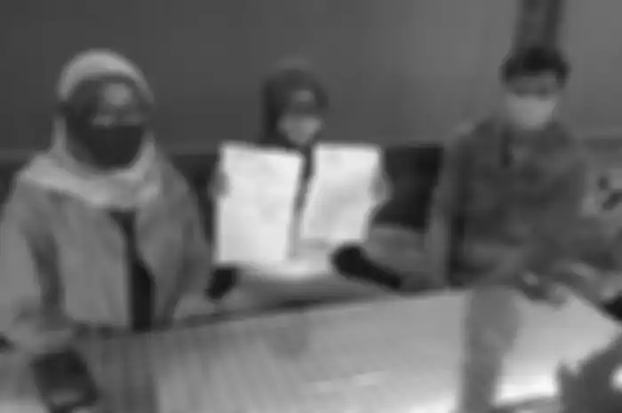 GM dan ibunya menunjukkan surat pemanggilan dari penyidik Polda Jawa Barat, di Ciamis, Selasa (11/8/2020). 