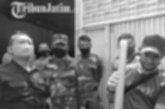 Kasatreskrim Polres Kediri AKP Gilang Akbar menunjukkan barang bukti teror di rumah Bupati Kediri 