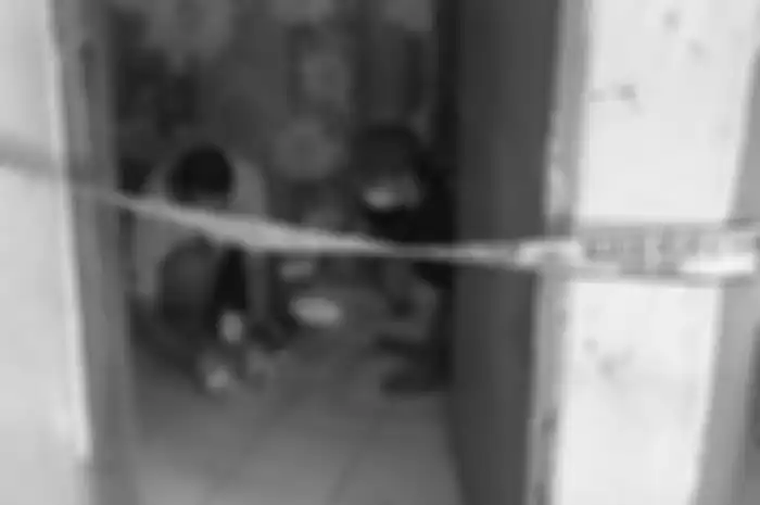 Tim Inafis Polrestabes Semarang sedang memeriksa obat-obatan yang dikonsumsi korban. Sebelumnya korban ditemukan meninggal dunia di kamar kosnya di Kalibanteng Kulon Semarang, Senin (14/9/2020). 