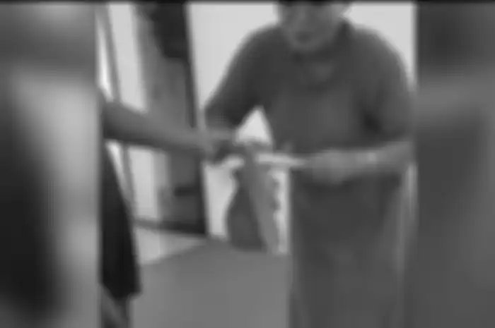 Video Ibu-ibu di Sumedang, Jawa Barat rusak bendera merah putih dengan cara digunting viral di media sosial Tik Tok, Facebook, dan YouTube, Rabu (16/9/2020). 