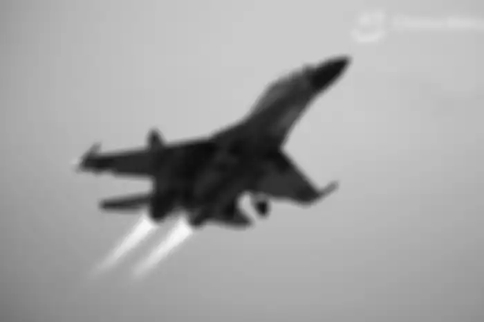 Sebuah jet tempur yang terpasang pada resimen penerbangan di bawah Angkatan Udara PLA melayang ke udara selama latihan penerbangan malam pada akhir Juni 2020.