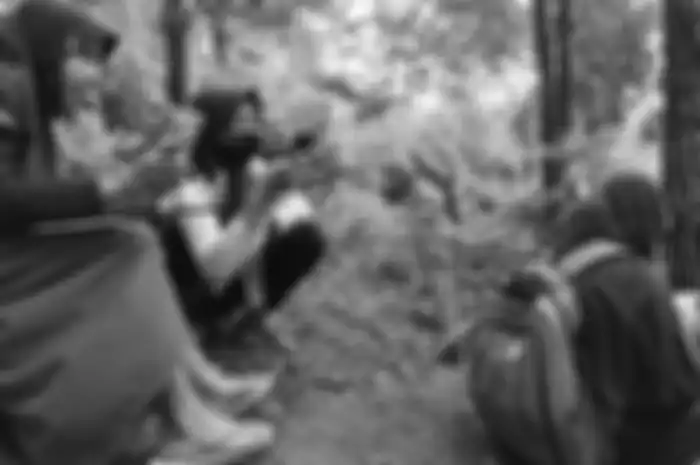Siswa MTs Pakis mengerjakan ujian tengah semester (UTS) secara daring di bukit Dusun Pesawahan Desa Gununglurah, Kecamatan Cilongok, Kabupaten Banyumas, Jawa Tengah, Selasa (22/9/2020).