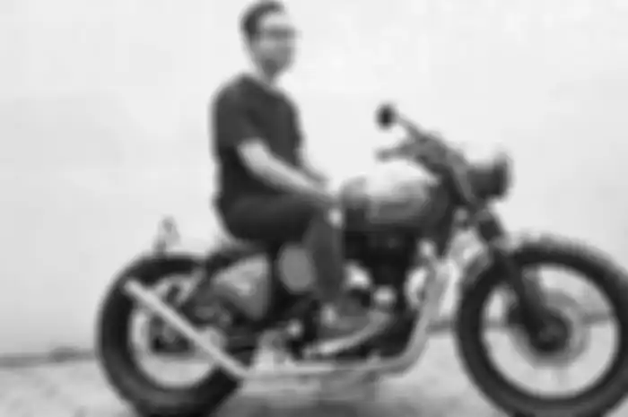 Gibran Rakabuming bersama motor Royald Enfield