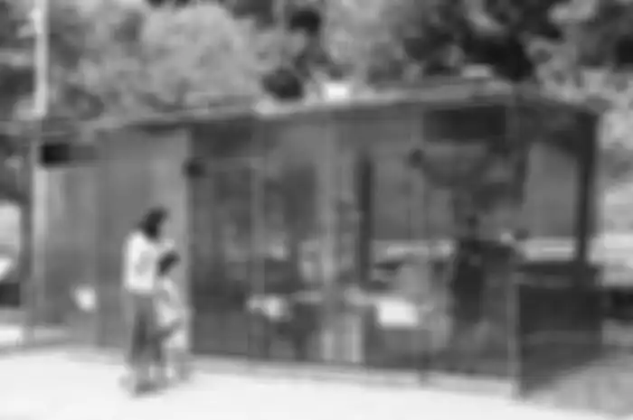Toilet umum transparan di Taman Mini Yoyogi Fukamachi, Jepang.