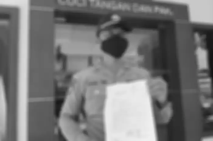 Kasat Sabhara Polres Blitar AKP Agus Hendro Tri Susetyo menunjukkan surat pengunduran diri dari kepolisian, Kamis (1/10/2020).