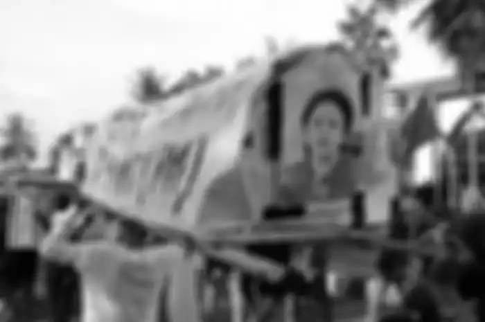 Foto Puan Maharani terpampang di keranda yang diarak mahasiswa.