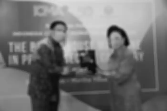 Kompas Gramedia Terima Plakat Apresiasi Kolaborasi dari Martha Tilaar Group