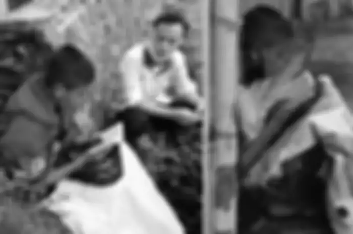 Pemulung yang kepergok baca alquran di emperan jalan saat hujan jadi viral. 