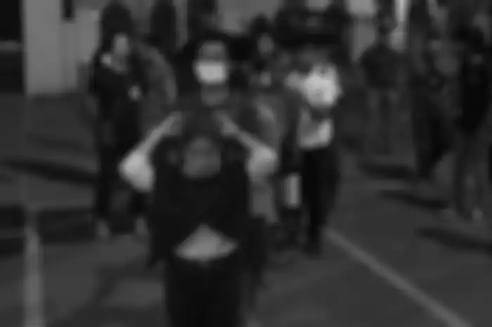 9 pelaku pembunuhan seorang remaja di Gowa, Sulawesi Selatan digiring polisi. Salah seorangnya adalah wanita