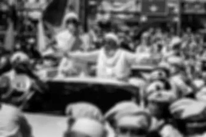 Pemimpin Front Pembela Islam (FPI) Rizieq Shihab menyapa simpatisannya saat tiba di daerah Puncak, Bogor, Jawa Barat, Jumat (13/11/2020). Dalam kunjungan tersebut, Rizieq Shihab dijadwalkan menghadiri acara peresmian pembangunan Masjid Raya di Markaz Syariah Pesantren Alam Agrokultural sekaligus men