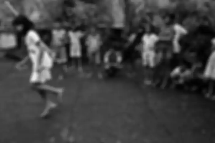 Anak-anak sedang memainkan permainan Cenge-cenge, salah satu jenis permainan tradisional anak di Sulawesi Utara. 