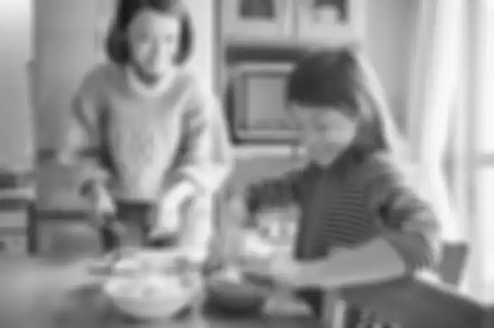 Para orangtua di Jepang terbiasa ajak anak menyiapkan hidangan untuk makan.