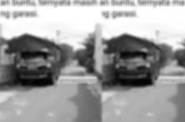 Mobil pejabat parkir di pinggir jalan.