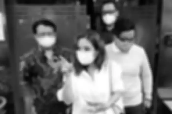Gisella Anastasia ditemani Sandy Arifin, pengacaranya (kanan), ketika keluar dari Ditreskrimsus Polda Metro Jaya, Selasa (17/11/2020) pukul 16.00 WIB. Sebelumnya, janda satu anak yang akrab disapa Gisel itu tiba di Polda Metro Jaya pukul 10.30 WIB 